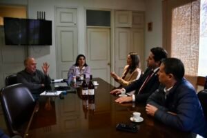 Autoridades de economía y SERCOTEC visitan Cooperativa Vitivinícola Loncomilla
