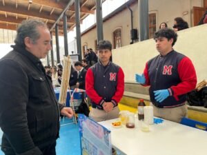 Investigadores premian a escolares de Molina en Feria Científica del Liceo Bicentenario