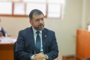 Mineduc presenta plan con 20 medidas para reducir burocracia en colegios