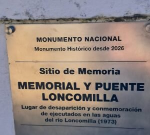 Instalan placa oficial que declara al Puente Loncomilla como Monumento Histórico y Sitio de Memoria